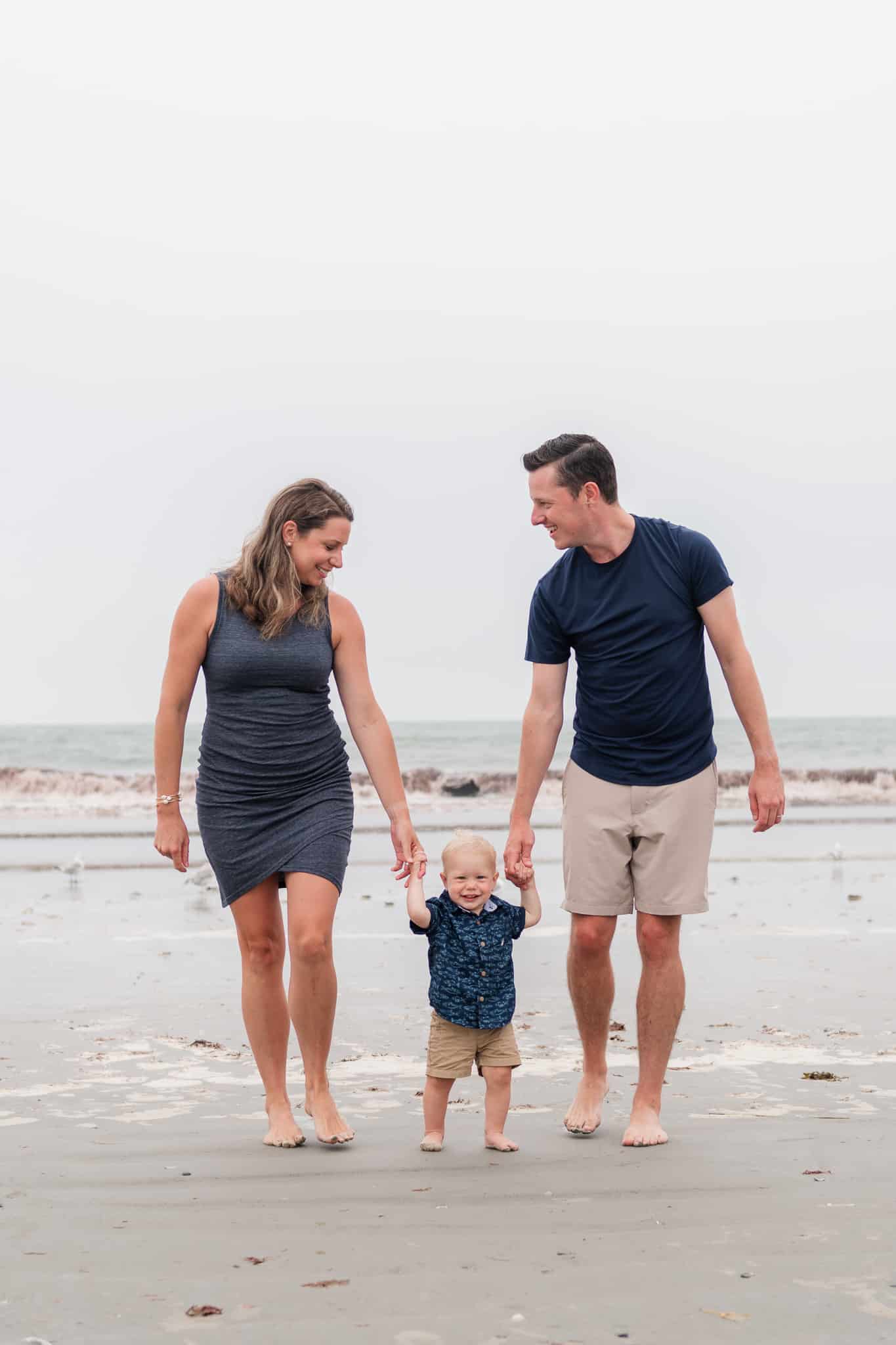 newport family photographer in captures moment on the beach