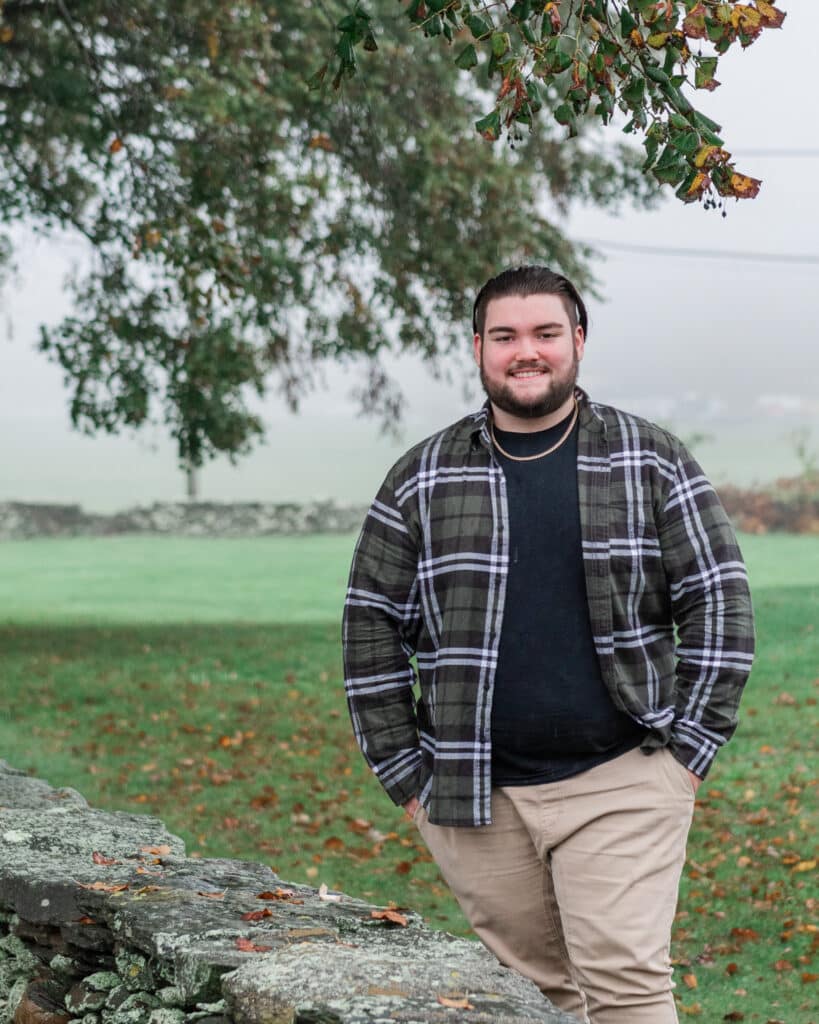 portsmouth senior portrait near wall